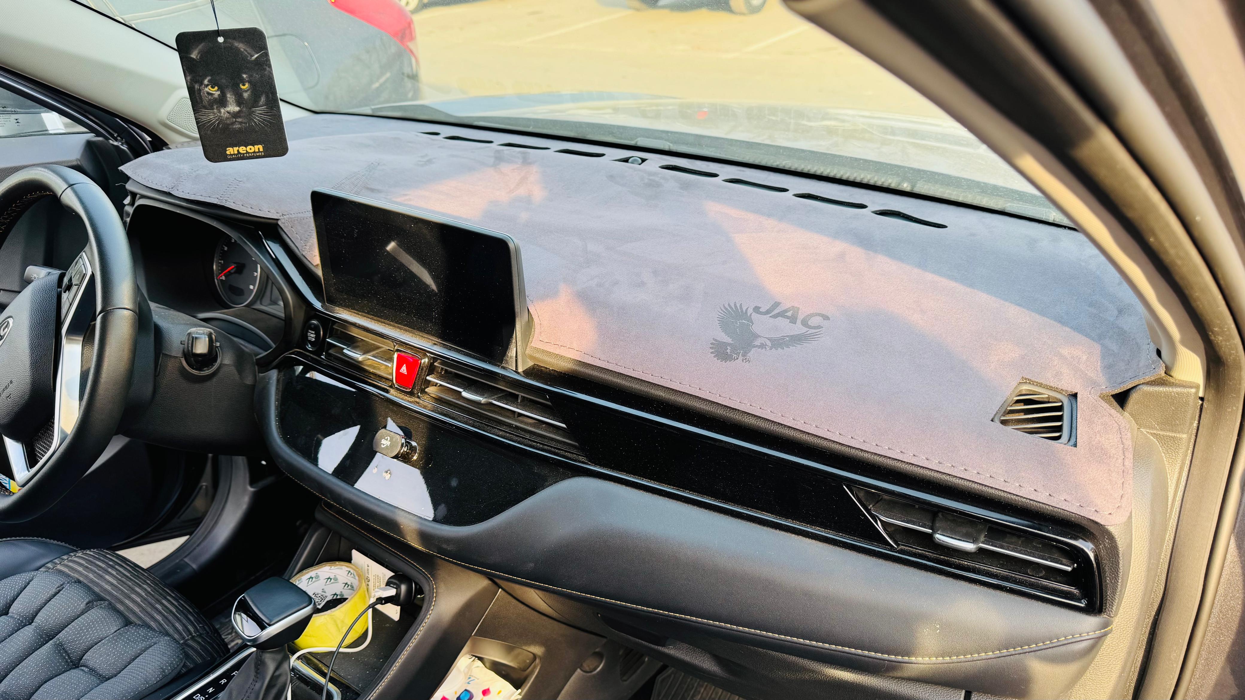 Серая накидка на панель JAC